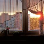Konkurs fotograficzny Powidoki #ZostańwDomu, krople deszczu na oknie i zachód słońca