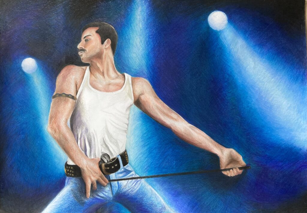 Freddie Mercury w świetle reflektorów na granatowym tle