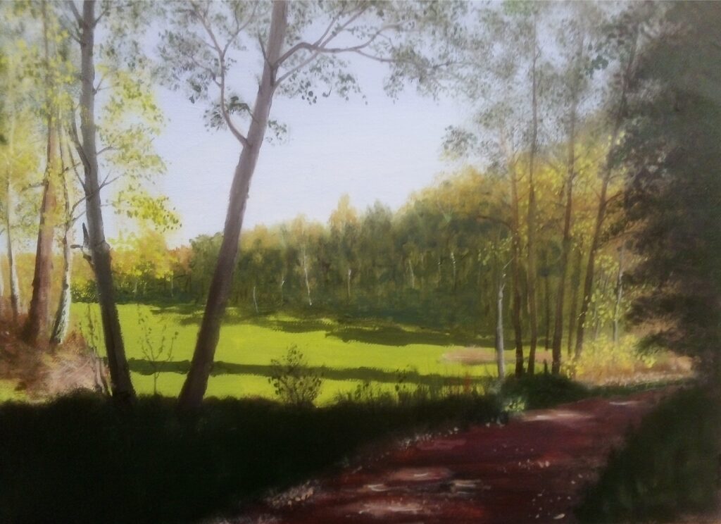 Leszek Semenowicz – Wiosna w leśnym pejzażu. Widok między drzewami na polanę skąpaną w słońcu, po prawej piaszczysta droga prowadząca do lasu.