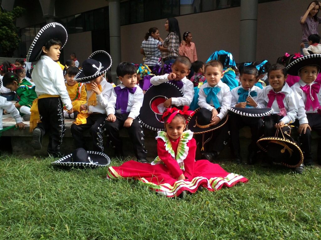 dzieci w meksykańskich strojach
