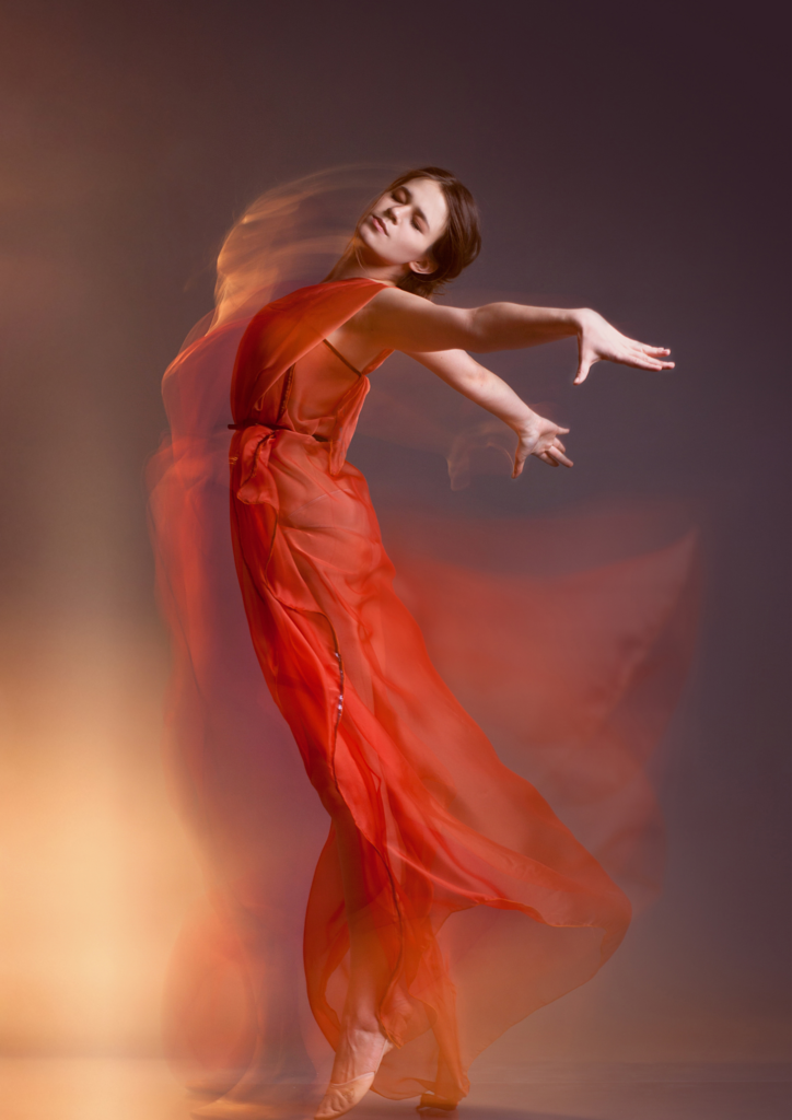 tańcząca rozmyta kobieta w czerwonej sukni