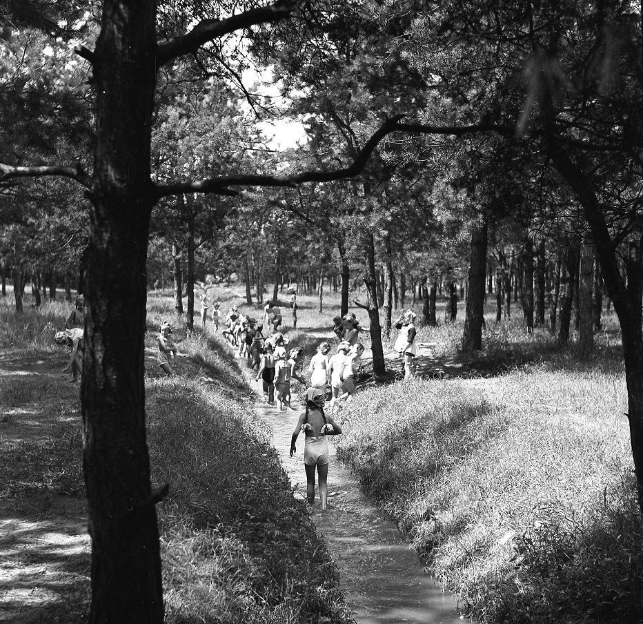 czarno białe zdjęcie przedstawiające biegające dzieci