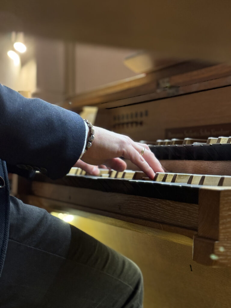 osoba grająca na organach