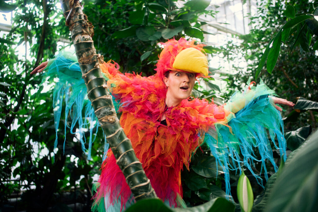 Autorka przebrana w strój papugi