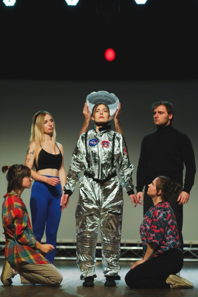 aktorzy na scenie podczas spektaklu