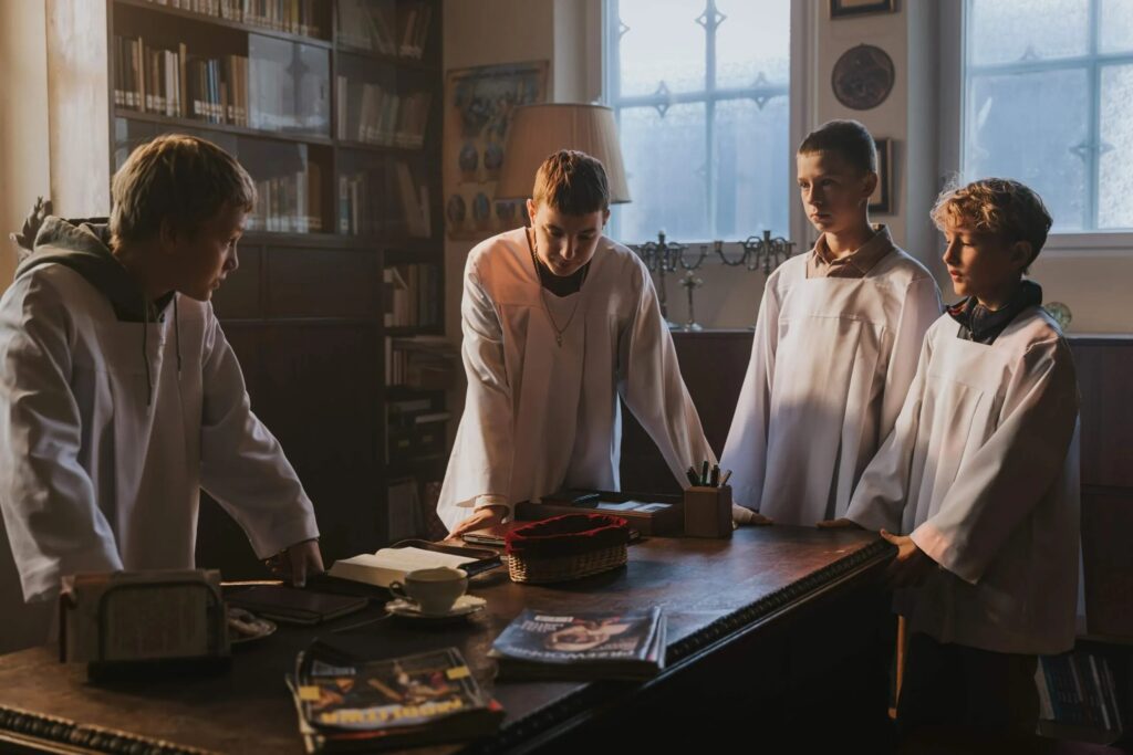 chłpcy przebrani za ministrantów